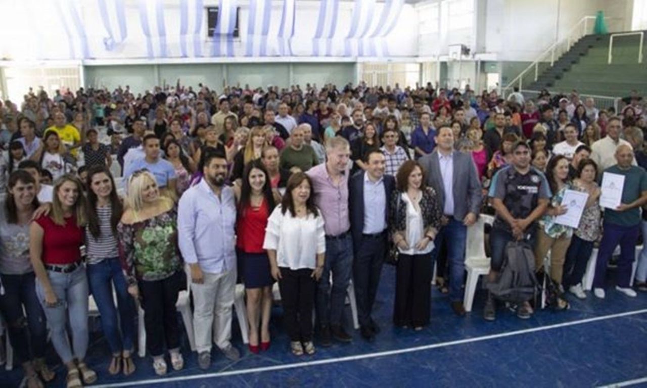816 familias varelenses beneficiadas con la entrega y firma de nuevas escrituras
