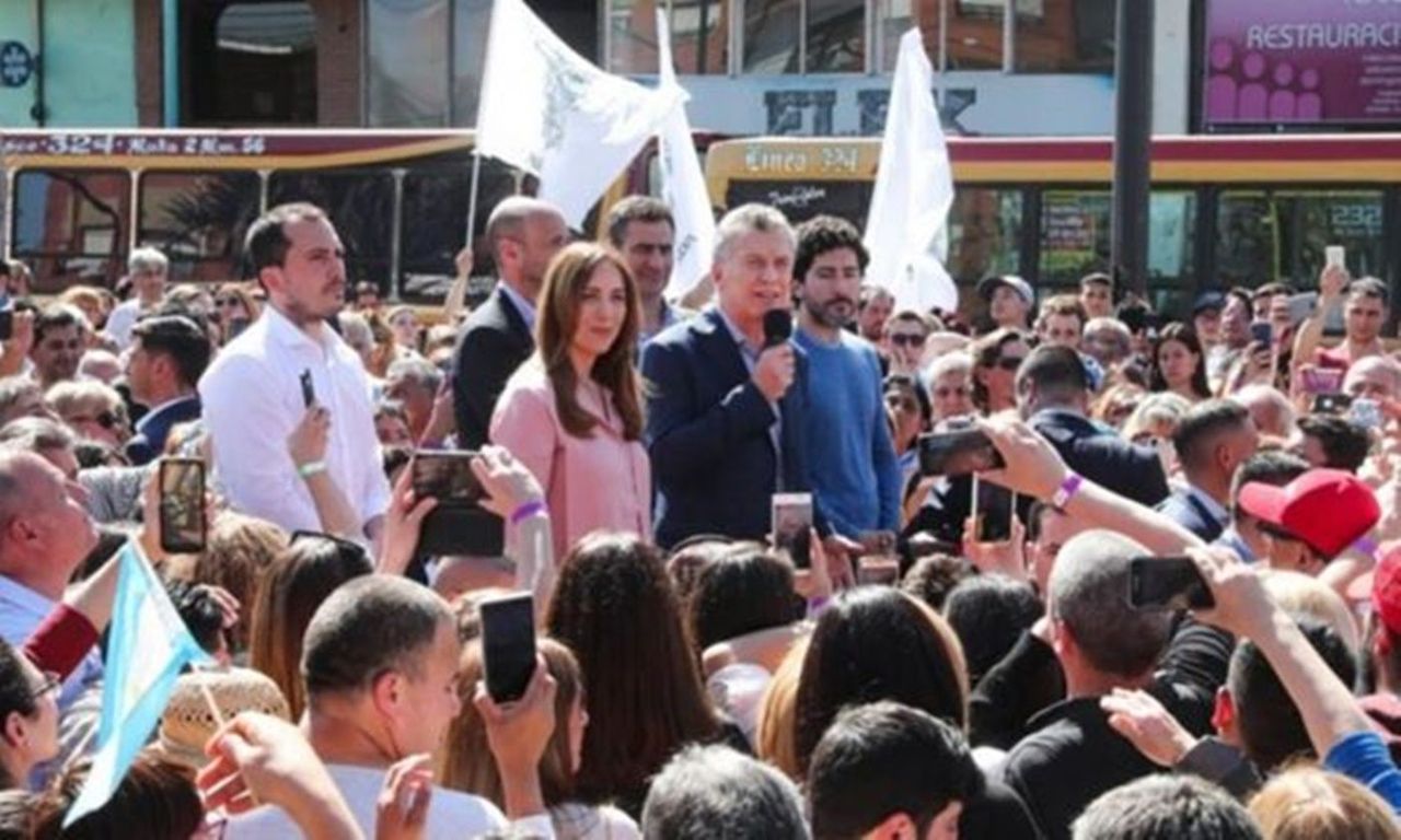 Inauguran paradas de colectivos con tufo a campaña