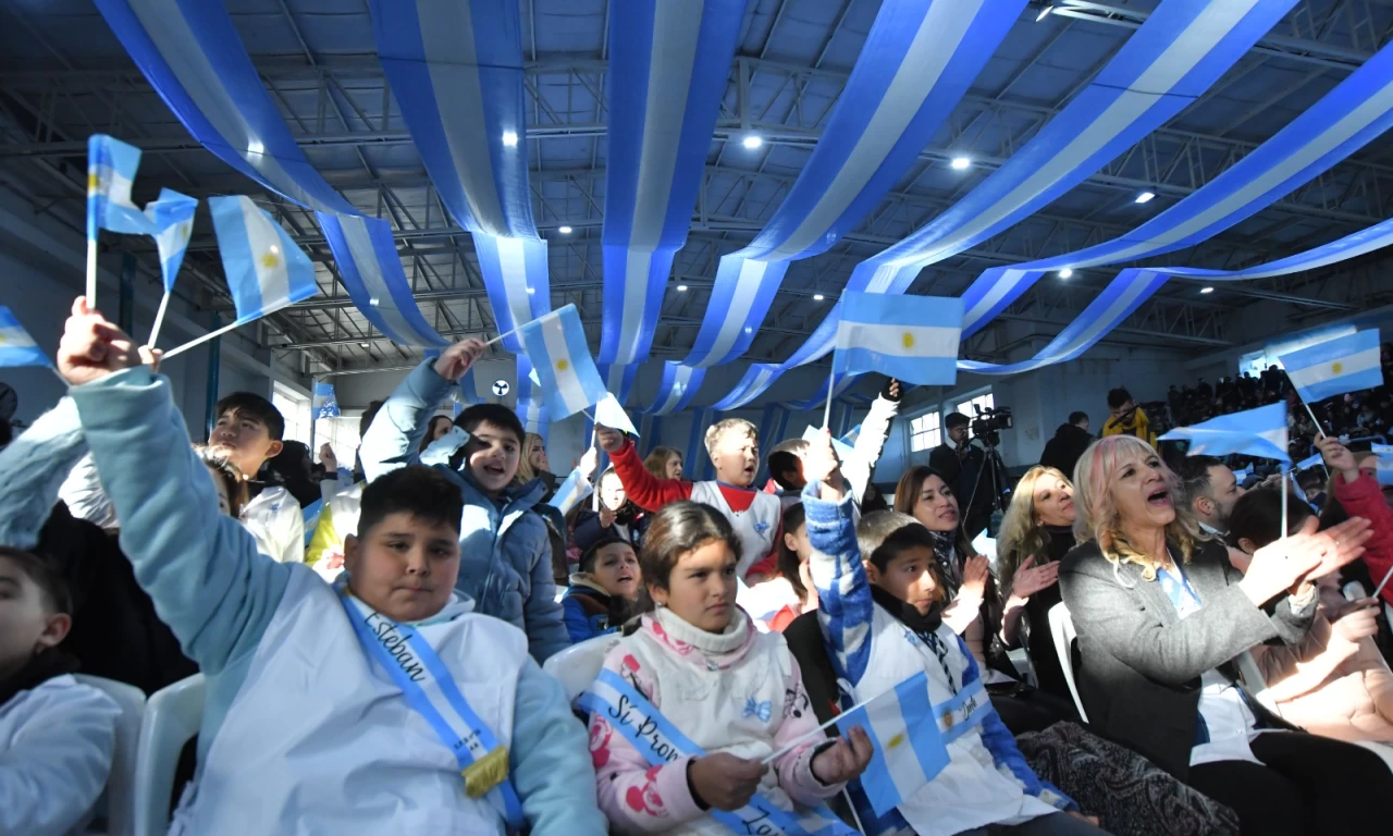 Más de 600 estudiantes de Florencio Varela prometieron lealtad a la bandera argentina