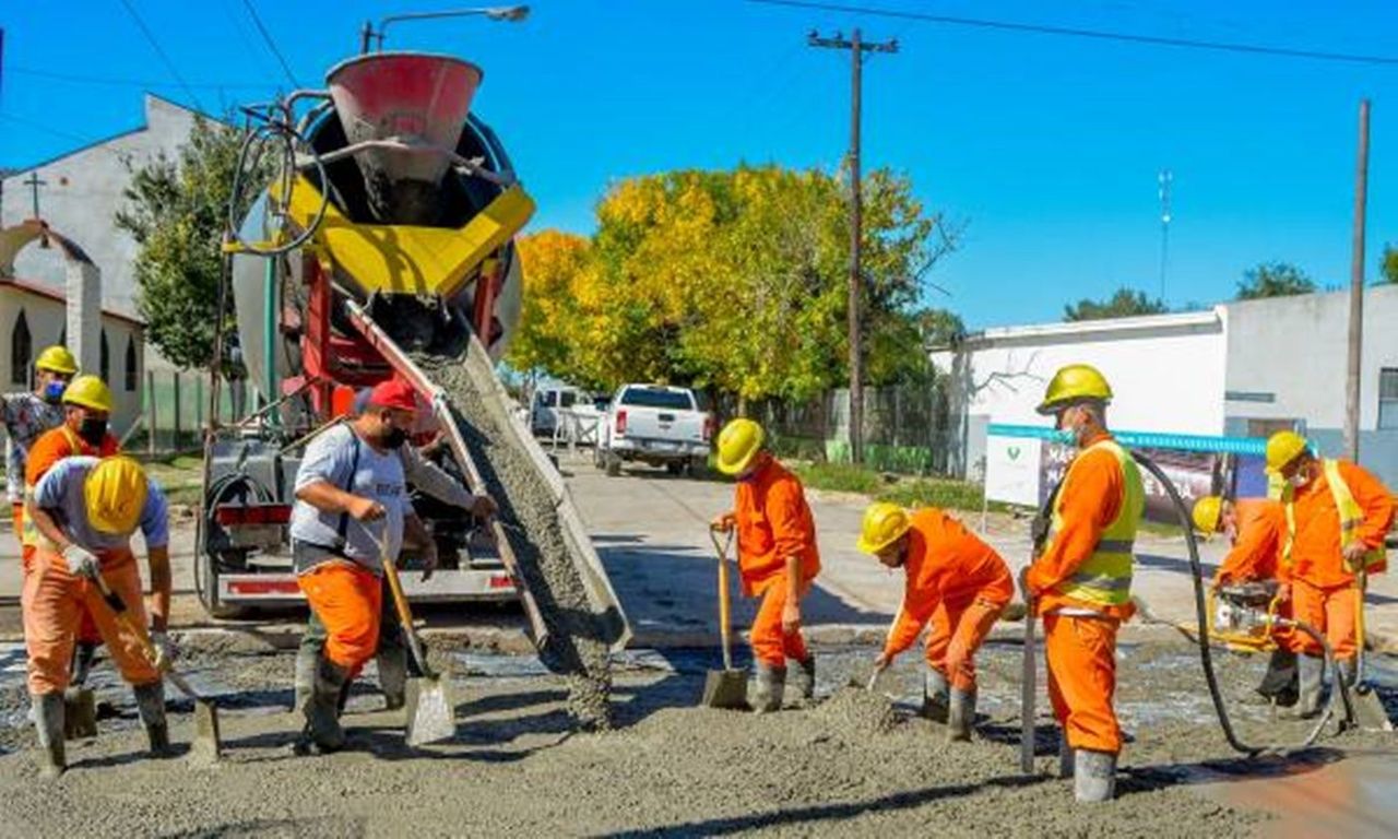 Tareas de pavimentación en el barrio Luján 