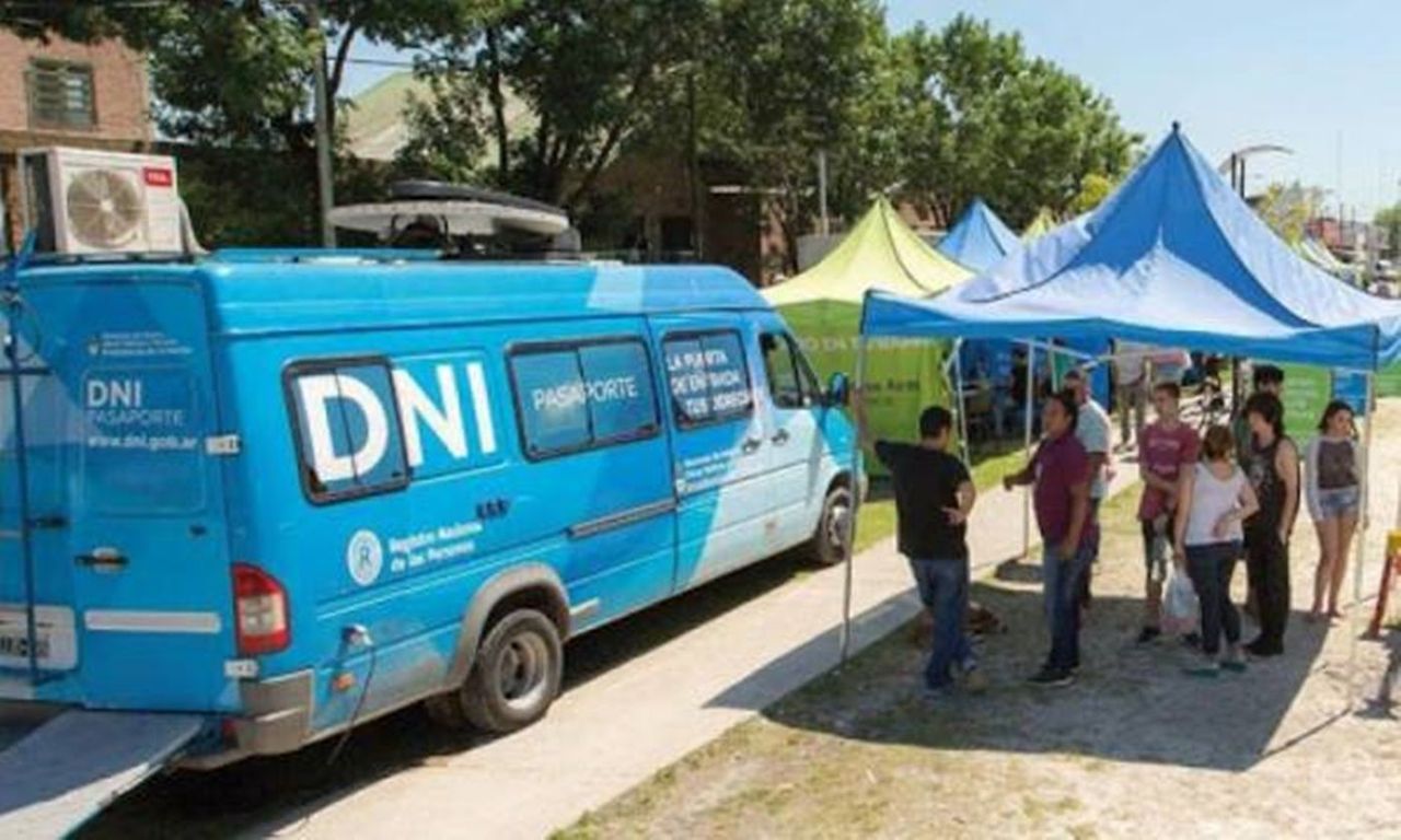 Operativo de documentación en plaza San Juan Bautista