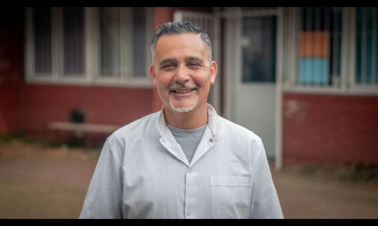 Martín Vera, un docente dedicado a la inclusión educativa, se destaca nuevamente en el Premio Clarín-Zurich