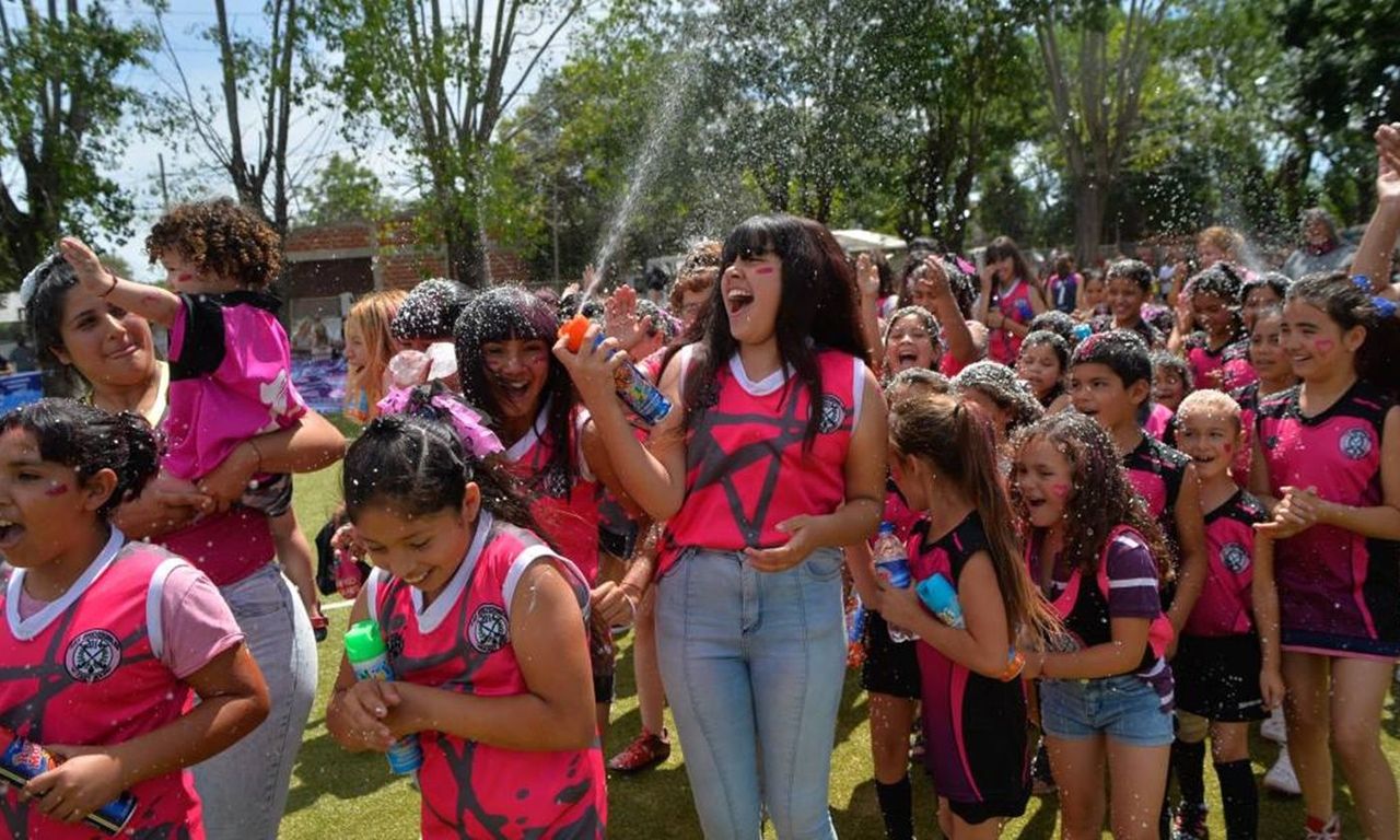 Medallas, trofeos y materiales: Jornada de reconocimiento al Hockey Social varelense