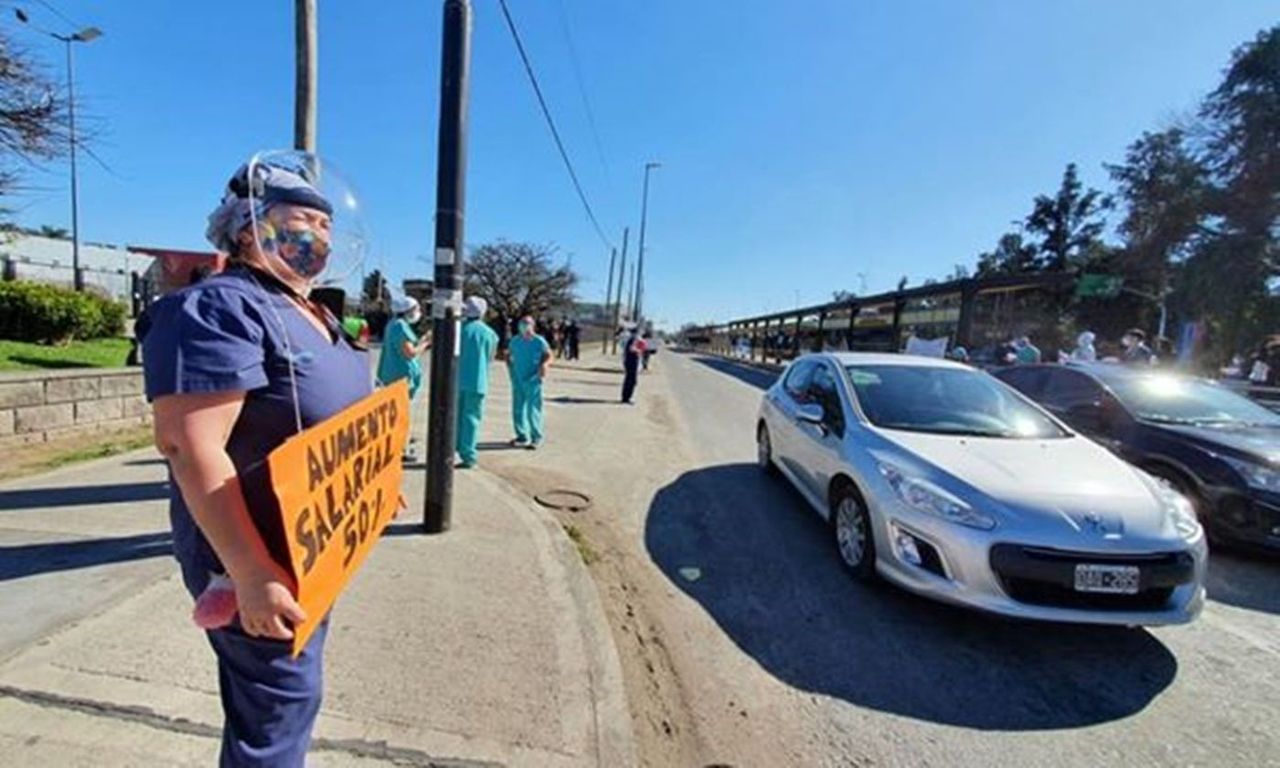 Protesta de trabajadores del Hospital "El Cruce" 